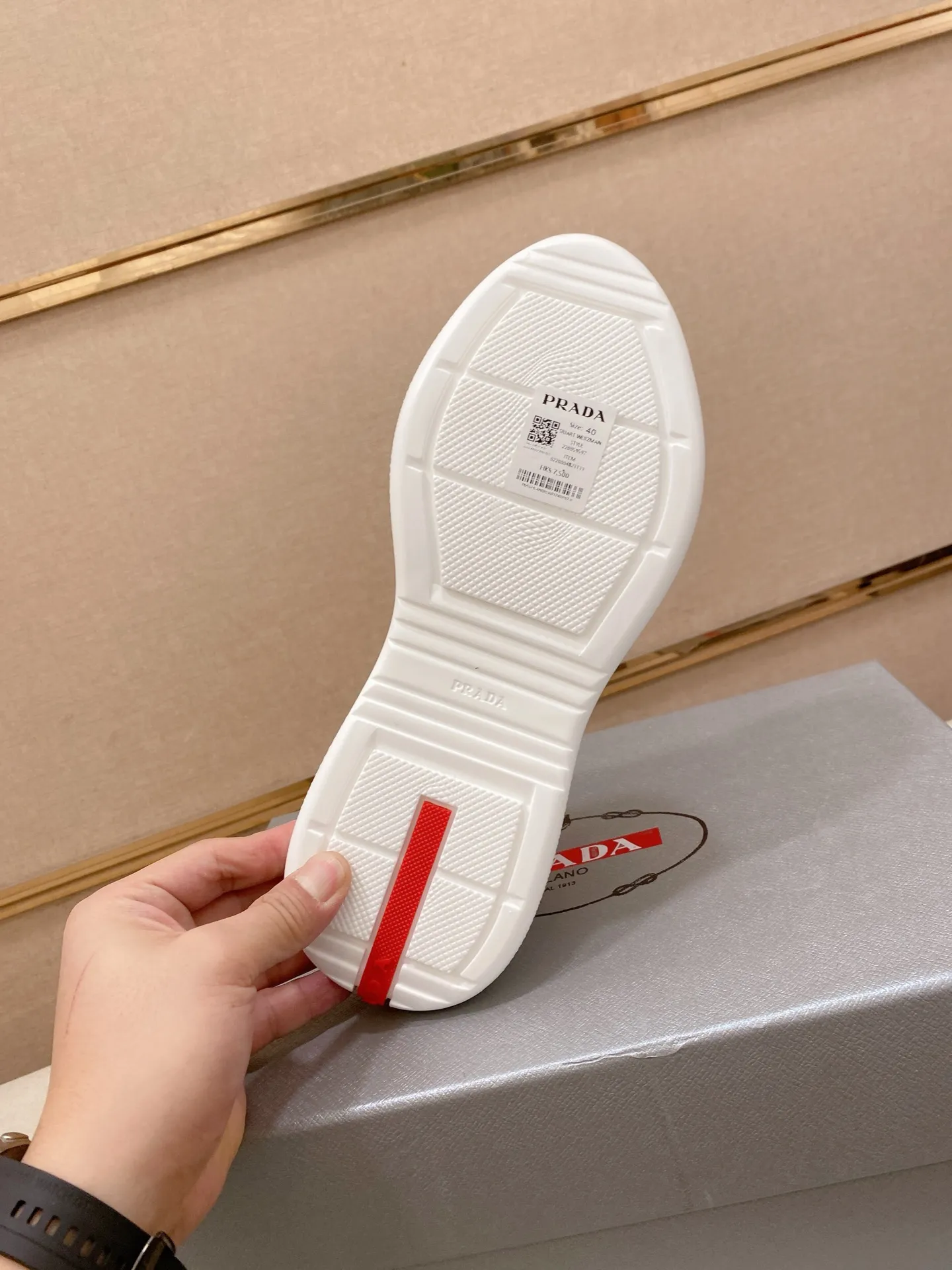 Men's Men's Shoes 560💰 ✔️✔️✔️High version High-quality new PRADA (Prada) counters are launched simultaneously. The new men's shoes and 😘fabrics are selected from first-layer cowhide and are made by pure handicrafts. Lining: Full cowhide lining. 👍🏿 High-end ☄️ air-cushion molded anti-slip rubber outsole, exquisite lines, simple and elegant, comfortable and high-end for leisure travel. Code number: 38 to 45